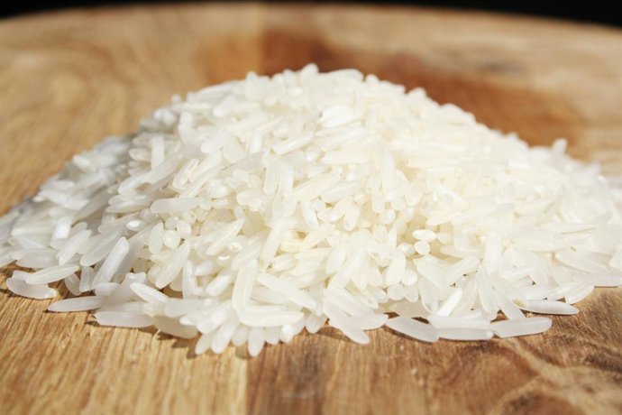 Por que o arroz congelado e reaquecido deve ser adicionado às lentilhas e para que serve?