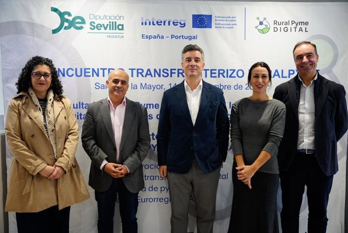 Foto de familia en Sanlúcar la Mayor con ocasión del encuentro transfronterizo 'Ruralpyme' que impulsa Andalucía y las comarcas portuguesas del Algarve y Alentejo.