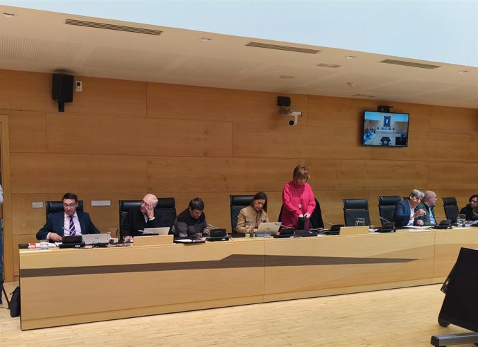 Procuradores de la oposición en la Comisión de Economía y Hacienda de las Cortes durante la presentación de los presupuestos de Educación para 2026.