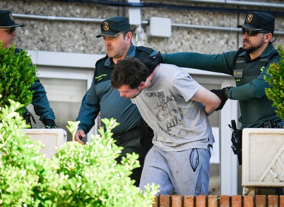 Archivo - Uno de los detenidos por el crimen de Chiloeches sale de la comandancia de la Guardia Civil de Guadalajara para pasar a disposición judicial, a 16 de abril de 2024, en Guadalajara, Castilla-La Mancha (España). Los tres detenidos por el crimen