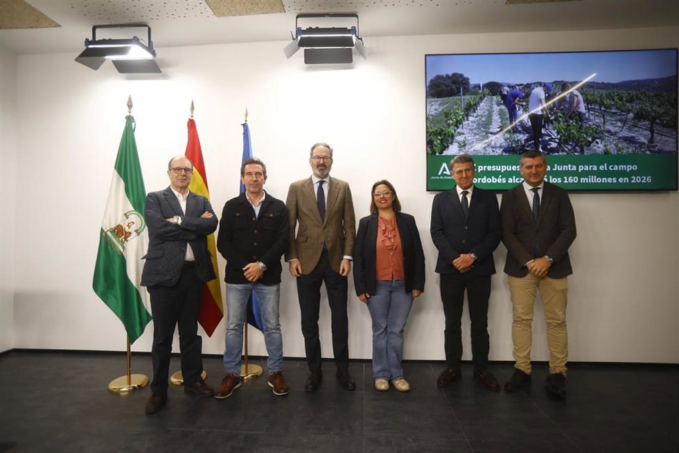 Molina (3 izda.) y Acosta (dcha.), con los representantes de las organizaciones agrarias cordobesas.