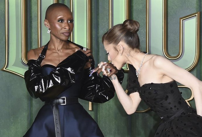 VÍDEO: Cynthia Erivo protege a Ariana Grande tras ser asaltada por un fan en el estreno de Wicked: Parte 2