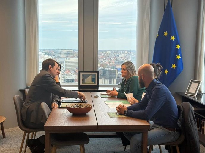 La representación de Unió de Pagesos, encabezada por la coordinadora nacional Raquel Serrat, durante la reunión con el vicepresidente del Parlamento Europeo, Javi López