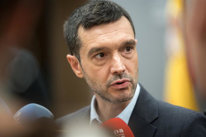 El ministro de Derechos Sociales, Consumo y Agenda 2030, Pablo Bustinduy, atiende a los medios ante de una reunión, en el Ministerio de Derechos Sociales, Consumo y Agenda 2030, a 27 de octubre de 2025, en Madrid (España).