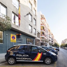 Archivo - Arxiu - La Policia Nacional deté a dos homes per abandonar a un familiar menor d'edat en la porta d'una comissaria
