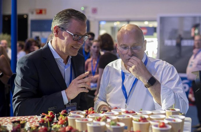 Archivo - El secretario general del PP de la Comunidad de Madrid, Alfonso Serrano , y el secretario generald el PP, Miguel Tellado 