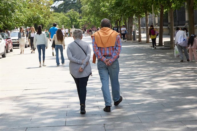 Archivo - Una pareja de pensionistas caminando por una calle de Madrid