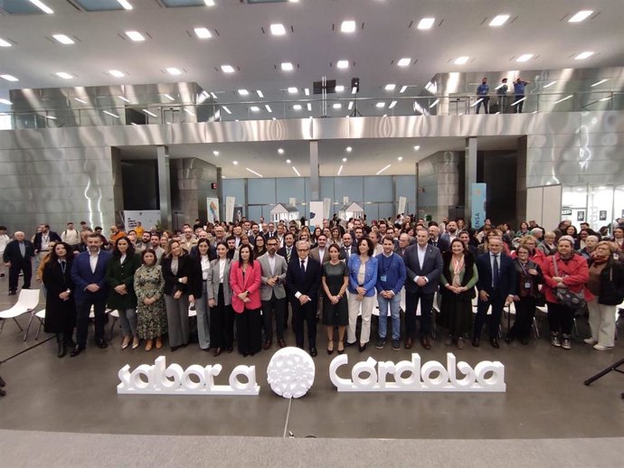 El presidente de la Diputación de Córdoba, Salvador Fuentes (centro), encabeza la foto de familia en la inauguración de 'Sabor a Córdoba'.