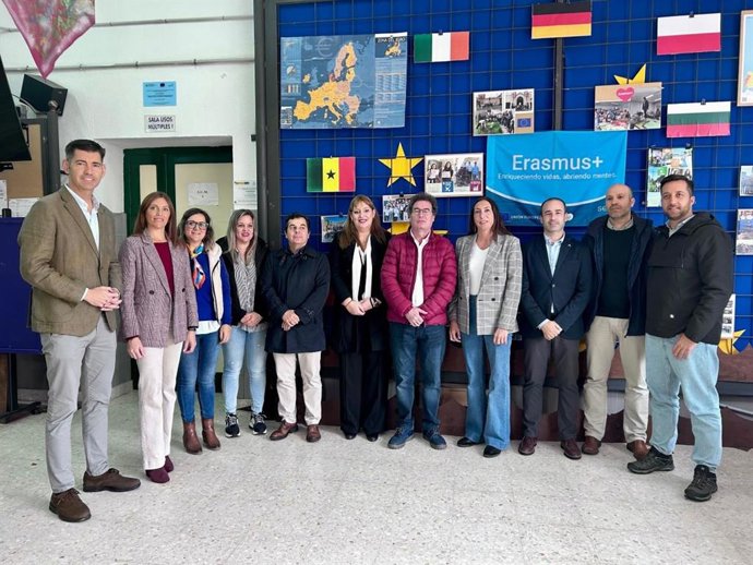 La consejera de Inclusión Social, Juventud, Familias e Igualdad, Loles López, en su visita al IES Don Bosco de Valverde del Camino (Huelva).
