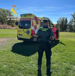 Imagen de archivo de un guardia civil junto a una ambulancia.