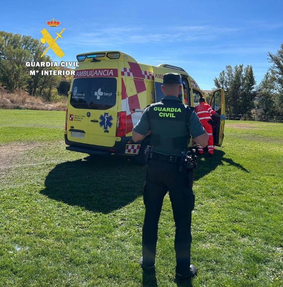 Imagen de archivo de un guardia civil junto a una ambulancia.