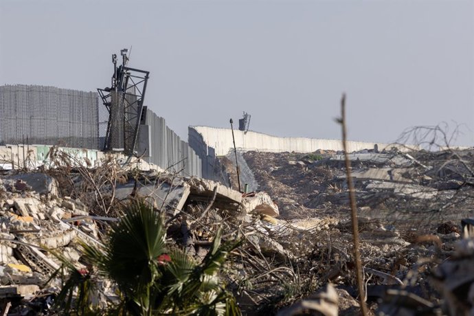 Archivo - February 28, 2025, Kfarkela, Lebanon: The border wall separates Lebanon from Metula, Israel on February 28, 2025 at Kfarkela, Lebanon. Israeli soldiers shot twice at a child who climbed a destroyed building and waved a Hezbollah flag.