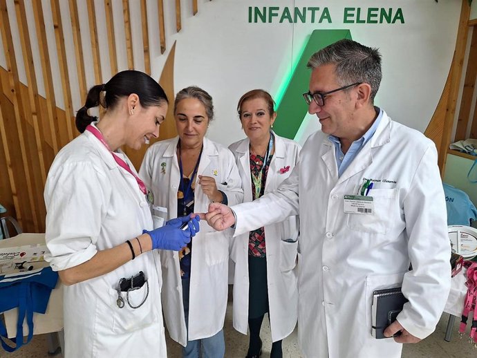 Prueba de glucosa en la celebración del Día de la Diabetes en el Hospital Infanta Elena de Huelva.