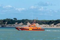 Activado un dispositivo de búsqueda para localizar a tres personas caídas al mar desde una neumática en aguas de Cádiz