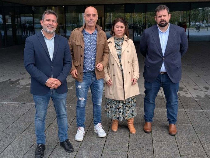 Representantes del PSOE y Hacemos Córdoba en el Ayuntamiento de la capital ante la Ciudad de la Justicia.