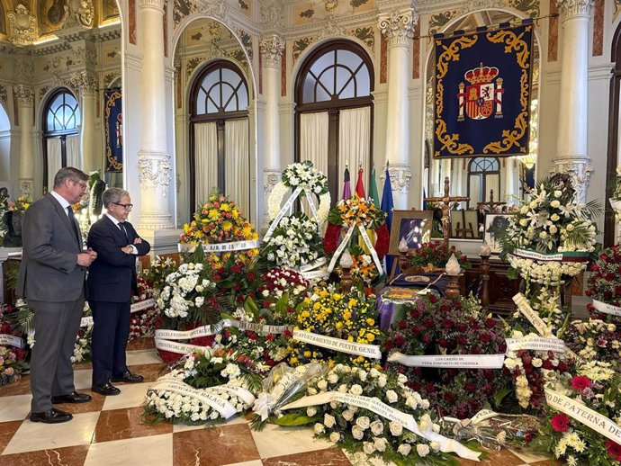 El presidente de la Diputación, Salvador Fuentes (segundo por la izda.), visita la capilla ardiente de 'Fosforito'.