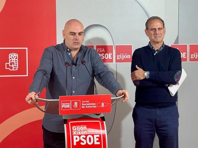 El secretario general de la Agrupación Municipal Socialista de Gijón, Monchu García, en rueda de prensa en la Casa del Pueblo, acompañado del concejal socialista gijonés Tino Vaquero.