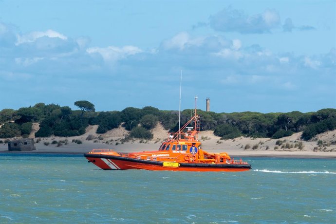 Archivo - Arquivo - Um barco do Salvamento Marítimo vigia a passagem de irmandades em Sanúcar de Barrameda, em 15 de maio de 2024, em Sanlúcar de Barrameda, Cádiz (Andaluzia, Espanha). O Ministro Regional da Presidência, Interior, Diálogo Social e Simplif