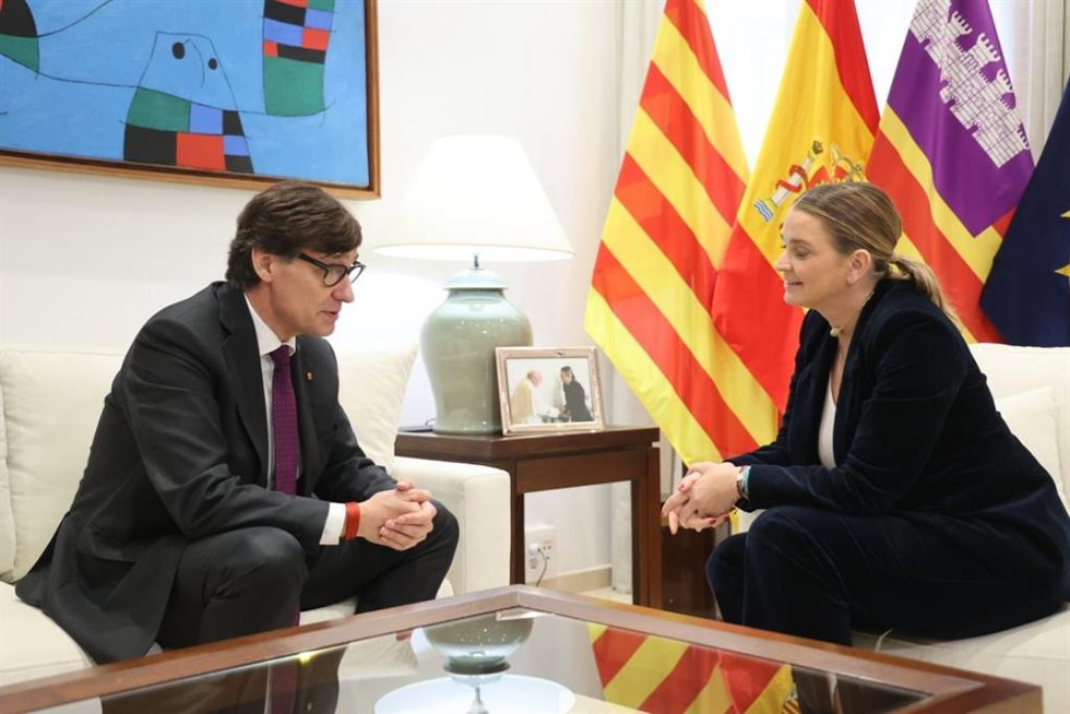 La presidenta del Govern, Marga Prohens, y el presidente de la Generalitat, Salvador Illa, reunidos en el Consolat de Mar.
