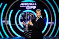 Alcaraz recibe el trofeo como número 1 del 2025