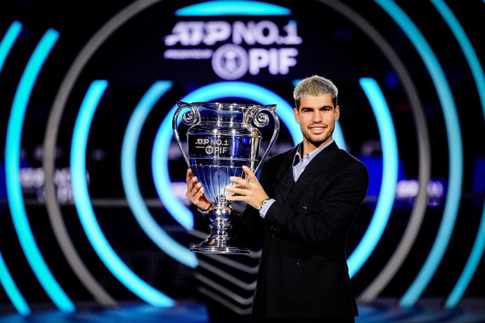 El tenista español Carlos Alcaraz posa con el trofeo de nº 1 de 2025