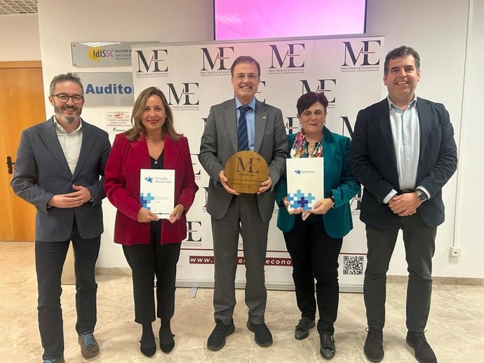 El consejero de Salud, Alberto Martínez, recoge el premio.