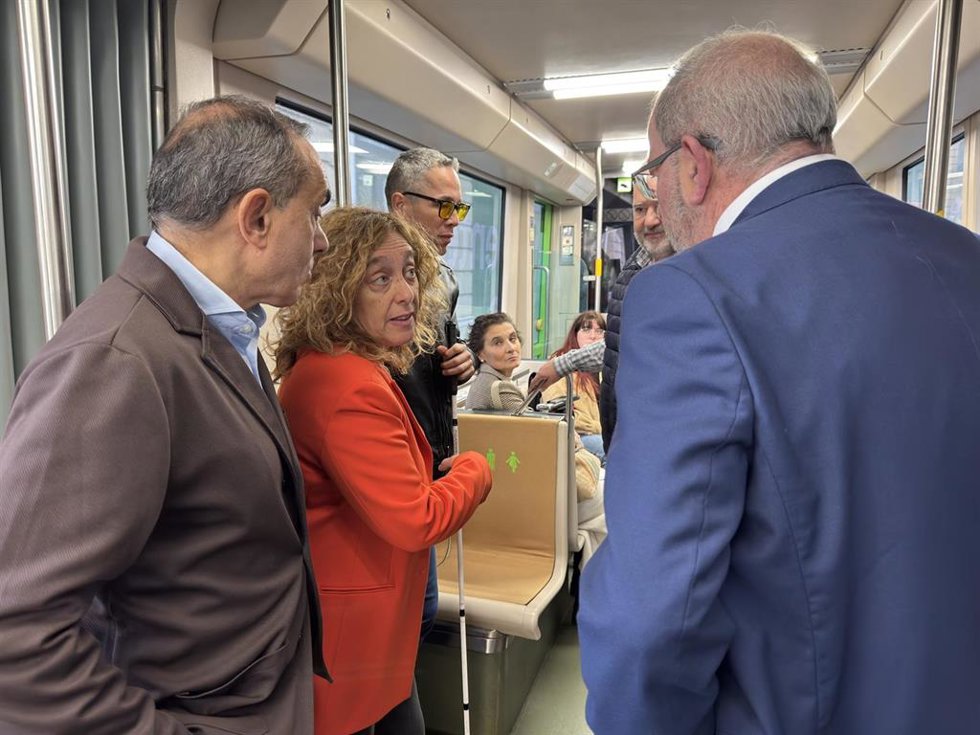 La consejera de Movilidad Sostenible, Susana García Chueca, viaja en una unidad de tranvía con suelo podotáctil.
