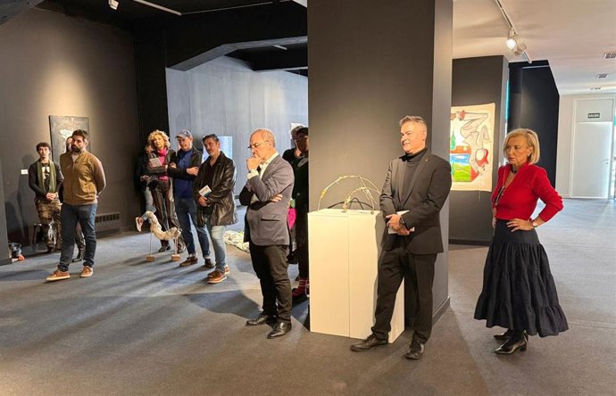 Juventud impulsa la proyección profesional de artistas emergentes en un encuentro con galeristas en la Sala Borrón.