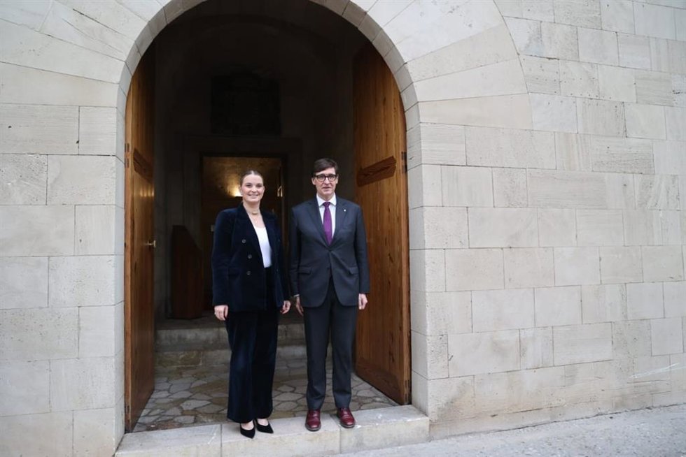 La presidenta del Govern, Marga Prohens, y el presidente de la Generalitat, Salvador Illa, a las puertas del Consolat de Mar.