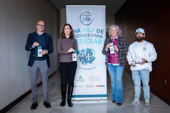 Teresa Porras, concejala de Servicios Operativos de Málaga, ciudad integrada en la FAMP; José Antonio Víquez Ruiz, delegado de Sostenibilidad y Medio Ambiente; y Laura Alonso, directora general de European Recycling Platform.