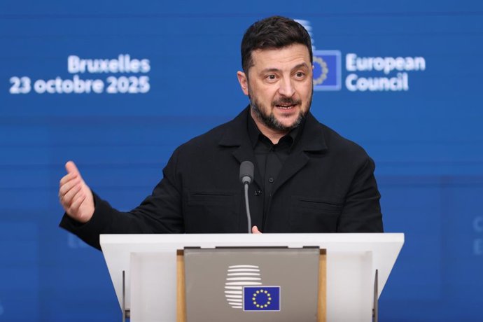 HANDOUT - 23 de outubro de 2025, Bélgica, Bruxelas: O presidente ucraniano Volodymyr Zelensky fala durante uma coletiva de imprensa à margem da Cúpula do Euro no prédio do Conselho Europeu em Bruxelas. Foto: Francois Lenoir/Conselho da UE/dpa - ATENÇÃO: e