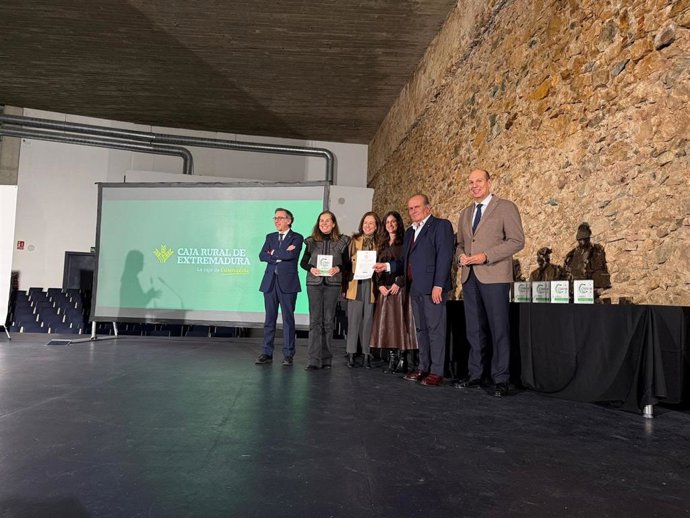 Responsables de Caja Rural de Extremadura reciben el reconocimiento como Empresa Socialmente Responsable