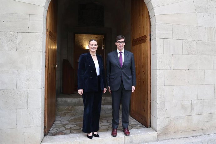 (I-D) La presidenta del Govern balear, Marga Prohens, y el presidente de la Generalitat de Catalunya, Salvador Illa, durante una reunión, en el Consolat de Mar