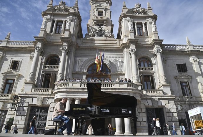 Piano instal·lat a la plaça de l'Ajuntament de València