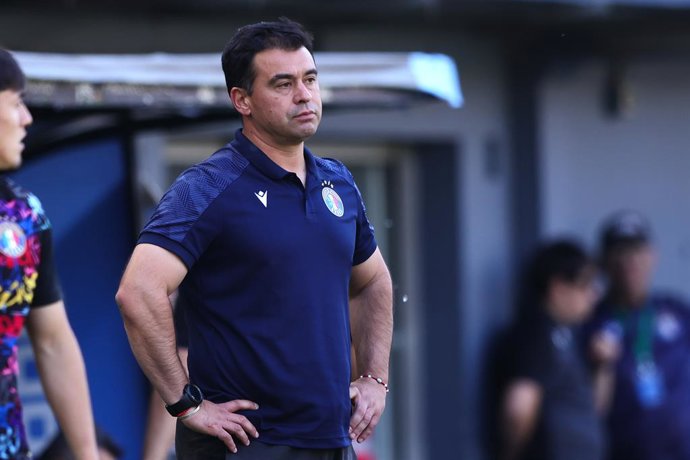 Futbol, Audax Italiano vs Cobresal Fecha 26, Liga de Primera 2025. El entrenador de Audax Italiano Juan Jose Ribera es fotografiado durante un partido de primera division contra Cobresal disputado en el estadio Bicentenario de La Florida en Santiago,