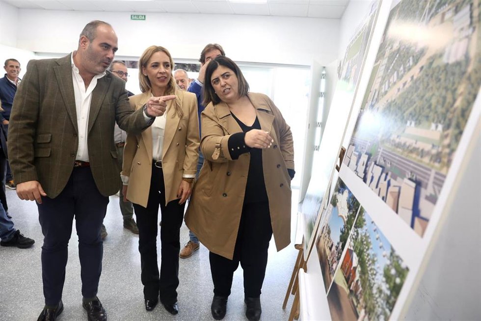 La presidenta de la Diputación, Almudena Martínez (c), en la presentación del proyecto de construcción de un nuevo espacio público para ocio y esparcimiento recreativo en El Colorado. A 14 de noviembre de 2025, en El Colorado. 