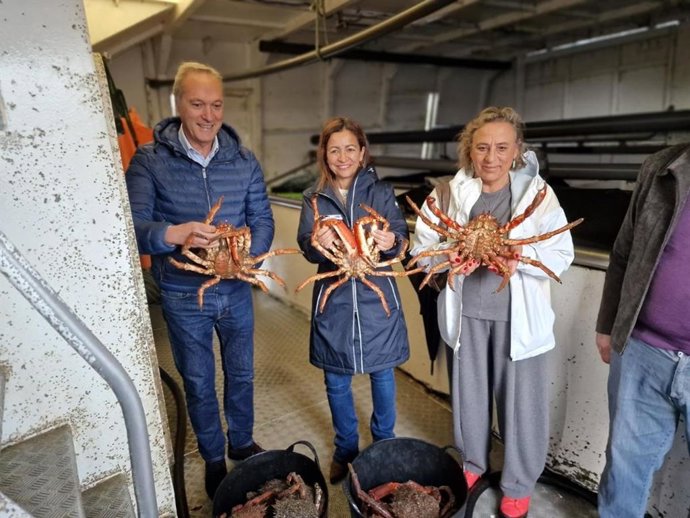 La conselleira del Mar, Marta Villaverde, asiste a la descarga de centollo en O Grove