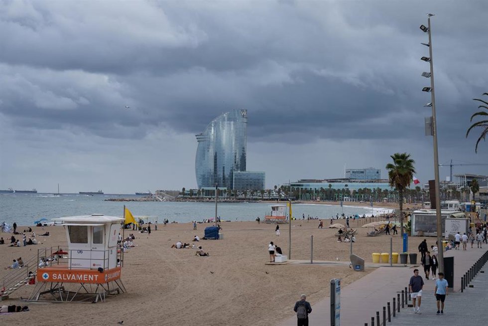 Archivo - Una mini antena instalada en el paseo de la playa de la Barceloneta, a 18 de septiembre de 2024, en Barcelona, Cataluña (España). 