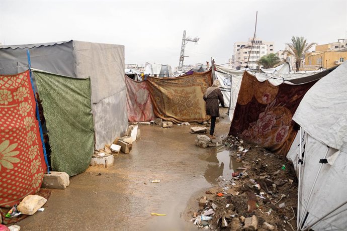 14 de novembro de 2025, Gaza, Palestina: (INT) Parte do sofrimento das pessoas deslocadas na Faixa de Gaza com a chuva depois que o exército israelense destruiu suas casas durante a guerra em Gaza. 14 de novembro de 2025, Gaza, Palestina: Parte do sofrime