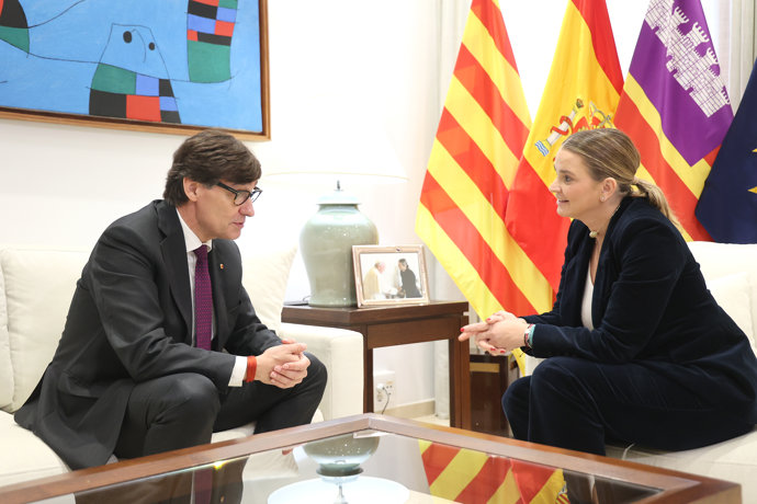 La presidenta del Govern balear, Marga Prohens (d), y el presidente de la Generalitat de Catalunya, Salvador Illa (i), durante una reunión, en el Consolat de Mar, a 14 de noviembre de 2025, en Palma de Mallorca, Mallorca, Islas Baleares (España).