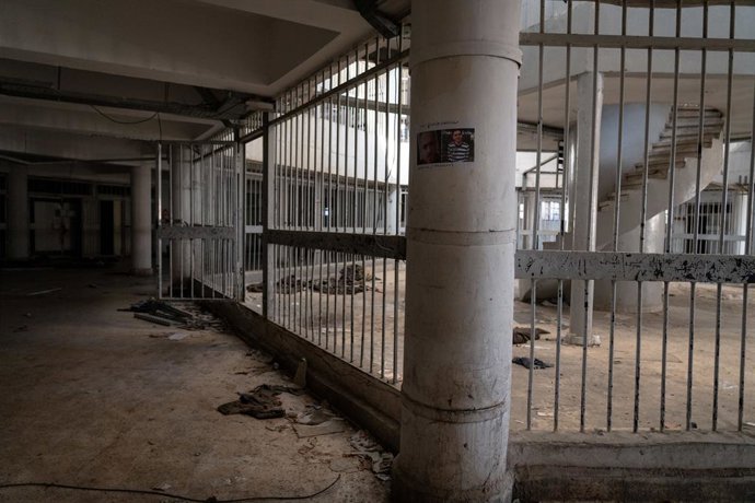 Archivo - Arquivo - 7 de janeiro de 2025, Síria: Um aviso de pessoa desaparecida é visto nas instalações da Prisão de Sednaya. Milhares de prisioneiros foram libertados da famosa prisão de Sednaya, conhecida por suas detenções arbitrárias, torturas e assa