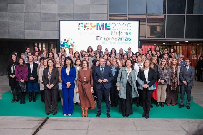 El presidente de la Diputación de Sevilla, Javier Fernández, la vicepresidenta del Gobierno, María Jesús Montero, y la ministra de Igualdad, Ana Redondo en la inauguración de la Feria Provincial de Mujeres Empresarias.
