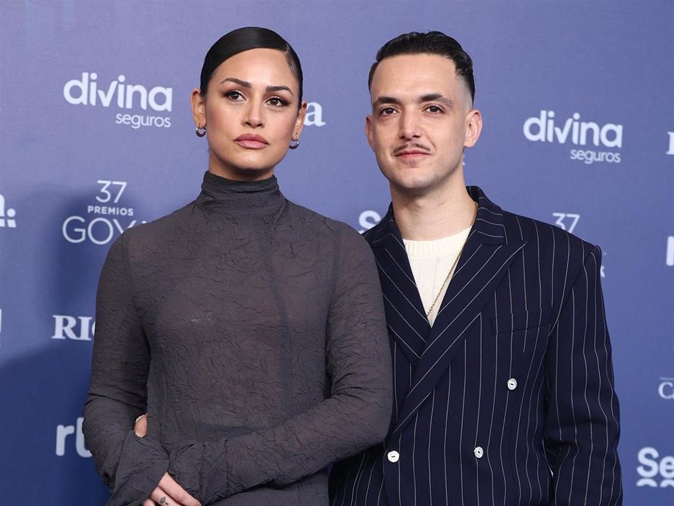 Archivo - El cantante C Tangana y su pareja Rocío Aguirre posan en la alfombra roja previa a la gala de la 37 edición de los Premios Goya, en el Palacio de Congresos y Exposiciones FIBES, a 11 de febrero de 2023, en Sevilla, Andalucía (España).