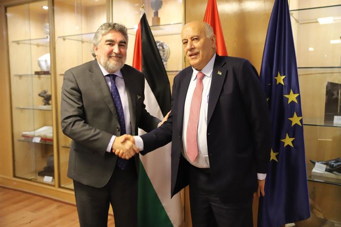 El presidente del Consejo Superior de Deportes (CSD), José Manuel Rodríguez Uribes, ha recibido al presidente del Consejo Superior de la Juventud y Deporte de Palestina, Jibril Rajoub, en la sede del CSD en Madrid.