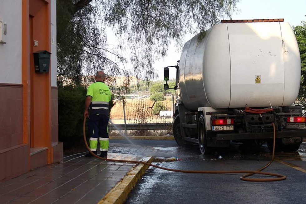 Efectivos de limpieza de la vía pública en San Juan de Aznalfarache (Sevilla)