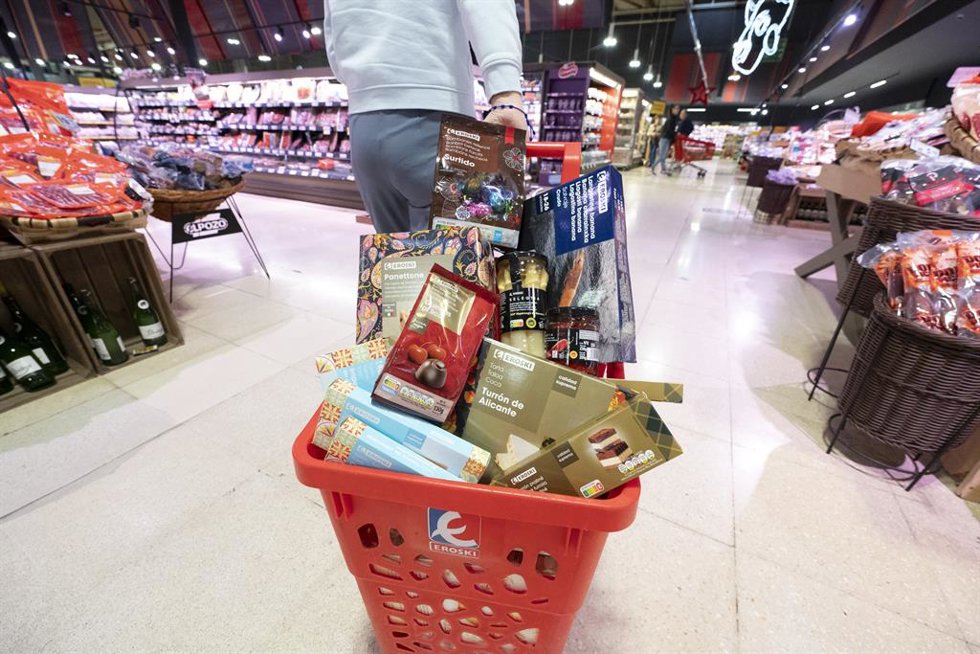 Cesta con productos navideños