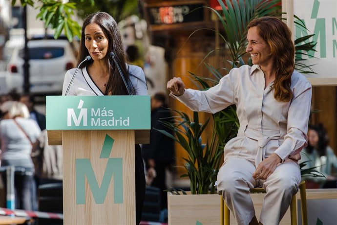 Archivo - La diputada Tesh Sidi junto a la ministra  Mónica García, ambas de Más Madrd,  durante un acto electoral 