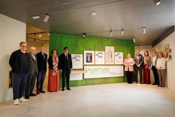 Illa se interesa en la Fundación Toni Catany por la muestra de fotos de Pasqual Maragall.