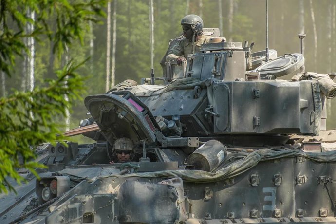 Archivo - July 24, 2025 - Tapa,  Estonia - The Apache Troop, 5th Squadron, 7th Cavalry Regiment, 1st Armored Brigade Combat Team, 3rd Infantry Division, utilize an M7A4 Bradley Fighting Vehicle to conduct crew gunnery training during a combined arms live 