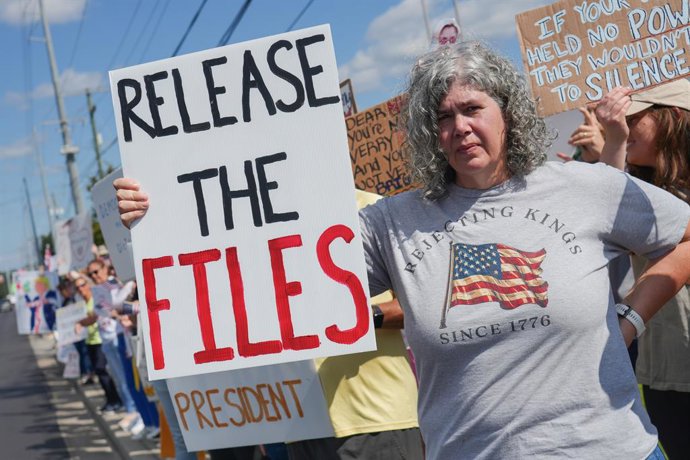 18 de outubro de 2025, North Charleston, Carolina do Sul, Estados Unidos da América: Uma mulher segura um cartaz exigindo a liberação dos arquivos Epstein durante a manifestação "No Kings" em uma rua movimentada, em 18 de outubro de 2025, em North Charles